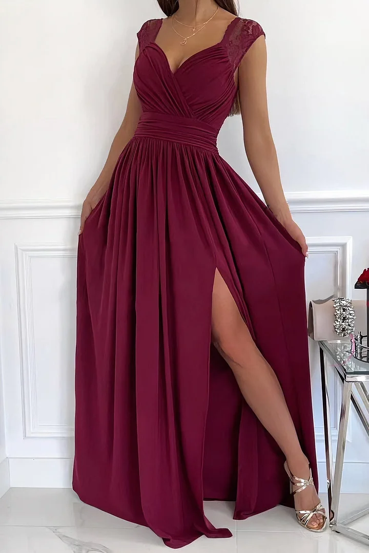 Ärmelloses Spitzenkleid mit Saum- und Rückenschlitzdetails